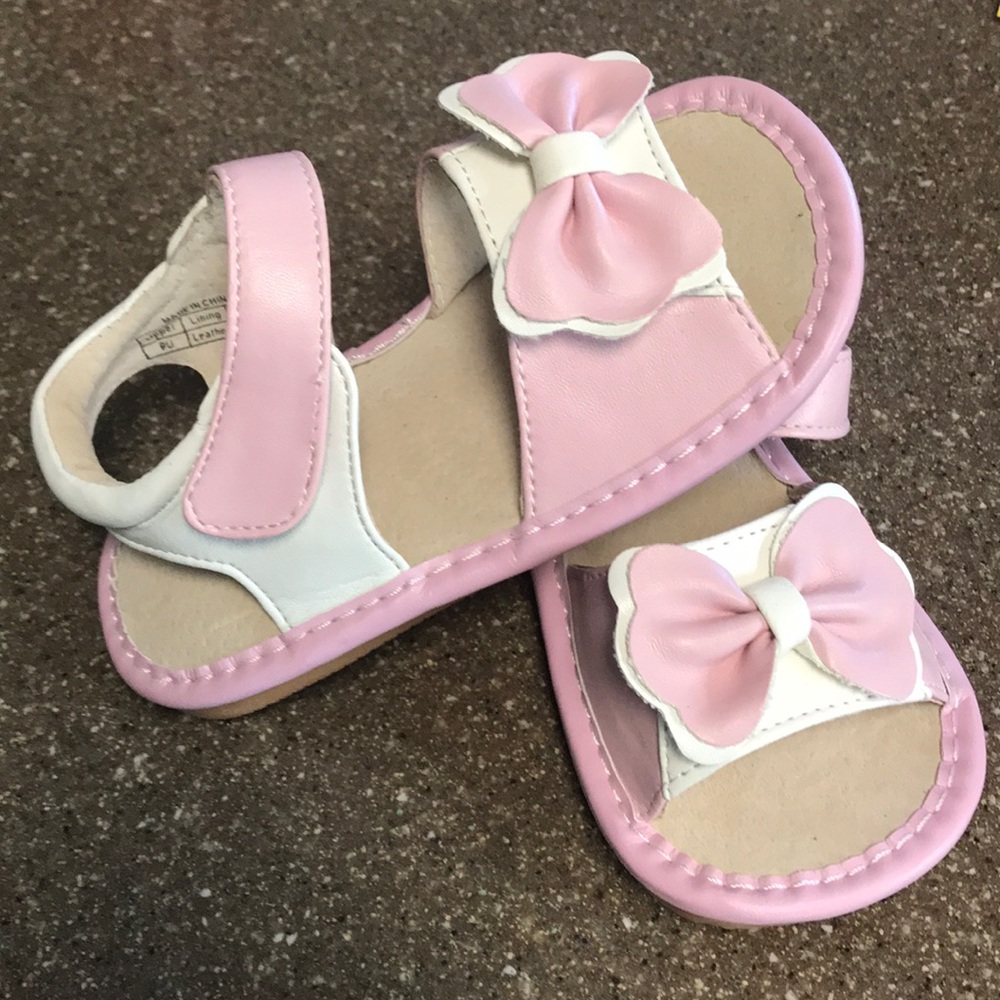 Squeaky sandals with bow